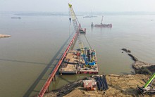 Cận cảnh công trường thi công cầu Thượng Cát hơn 7.300 tỷ đồng bắc qua sông Hồng