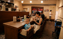 Cảnh tượng “hãi hùng” trong nhà hàng nổi tiếng ở Hà Nội khiến 1 KOLs hốt hoảng: Làm cha mẹ kiểu gì thế này?