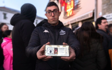 Cả làng mua vé số chung, trúng độc đắc 1.000 tỷ đồng, chưa kịp vui đã hóa "thù địch"