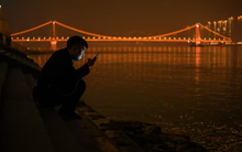 Buồn của quốc gia giàu mạnh nhất nhì thế giới: Từ trẻ đến già bị cô đơn bủa vây dù có 1,4 tỷ người, vùng vẫy trong tá gánh nặng từ tài chính đến hôn nhân