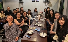 Đi họp lớp, tôi phát hiện người duy nhất vẫn đi xe buýt là lớp trưởng: Ngày hôm sau được hẹn gặp riêng, tôi chết sững!