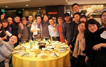 Mời họp lớp 15 người, đến nơi gấp đôi "quân số": Chủ tiệc làm một điều khiến cả bàn ăn chết lặng