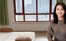 Ngoài 40 tuổi, người phụ nữ sống trong căn nhà gần như trống rỗng và đây là lý do