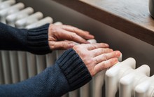 Người Anh sợ mùa đông vì "bão giá": Hứng nước tắm để xả bồn cầu, đêm lạnh cóng cũng không dám bật máy sưởi