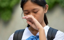 Tài khoản của nữ sinh tháng nào cũng nhận tiền từ một người đàn ông lạ: 4 năm sau sự thật khiến mẹ cô "lặng người" bật khóc