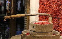 Du lịch Trung Quốc, khách Việt toát mồ hôi khi bước vào tiệm đặc sản bên đường: "Không ngờ người ta dùng ớt để làm điều này"