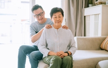 Lương hưu 41 triệu đồng, cụ bà cho con trai 37 triệu/ tháng lại bị con dâu phản đối: “Xin mẹ đừng đưa nhiều tiền nữa”