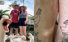 Quá mê chăn vịt ở Việt Nam, cặp đôi Tây xăm hình vịt đội nón lá làm kỷ niệm