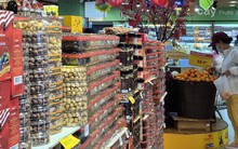 Nho khô, hạnh nhân, trái cây Mỹ tràn ngập thị trường Tết