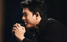 Hieuthuhai, Phùng Khánh Linh được fan bao vây ở Đông Anh