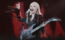 Phùng Khánh Linh hóa "mỹ nữ tóc trắng": Đẹp ma mị, cháy hết với âm nhạc