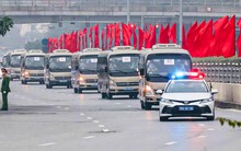 Đoàn xe đại biểu tới Trung tâm Hội nghị Quốc gia dự phiên họp trù bị Đại hội XIV của Đảng