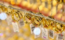 Trưa 19/1: Giá vàng nhẫn, vàng miếng tăng hơn 2 triệu đồng, chạm mốc 165 triệu đồng/lượng