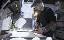 Thạc sĩ Y khoa trường danh tiếng đi bán bánh mì, 3 năm đầu liên tục thua lỗ vẫn khẳng định: “Tôi ghét nhất câu hỏi có hối hận không?”