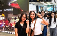 Choáng váng trước biển người đặc kịt tại TTTM ngày 1/1, muốn ăn uống phải đợi chờ gần cả tiếng