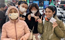 Dậy sớm từ 8 giờ sáng, người dân xếp hàng rước lộc Vàng 0,1 chỉ ngày đầu năm