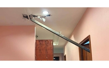 Đang ở trong nhà, gia chủ hoảng loạn khi thấy 1 thanh thép khổng lồ xuyên thủng cả trần và cửa