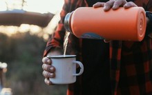 Sốc: Dùng bình giữ nhiệt để uống cà phê nóng, người đàn ông tử vong vì nhiễm độc chì