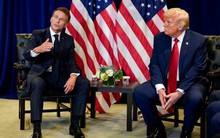 Ông Trump dọa áp thuế 200% ‘đặc sản’ của Pháp, cổ phiếu loạt ông lớn lao dốc, thị trường chìm trong sắc đỏ