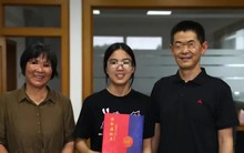 Suốt 4 năm nhận 3,7 triệu đồng mỗi tháng từ người lạ, nữ sinh ĐH Chiết Giang sững sờ khi biết danh tính ân nhân giấu mặt