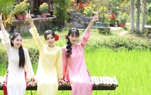 Thiếu nữ nô nức chụp ảnh Tết ở Bảo tàng Áo dài