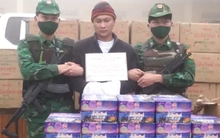 Người đàn ông chở 1 tấn pháo hoa đi tiêu thụ