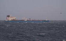 Bị nghi treo cờ giả, tàu chở dầu đến từ Nga bị nước EU bắt giữ, tổng thống tuyên bố 'không để lọt bất cứ thứ gì'