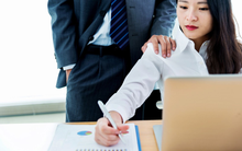 Đang ngồi làm việc, sếp nam đập tay vào lưng, nhân viên nữ có phản ứng chuẩn EQ cao, hôm sau được tăng lương