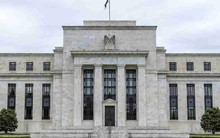 Fed ra tòa, thị trường nín thở: Ai sẽ kiểm soát lãi suất Mỹ?