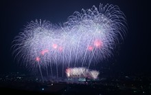 Màn pháo hoa hoành tráng rực sáng trên bầu trời Hà Nội tối 23/1: Quá mãn nhãn!