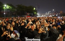 Biển người ghi lại khoảnh khắc Mỹ Đình bừng sáng trong đêm
