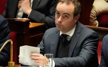 Chính phủ Pháp tránh được nguy cơ sụp đổ