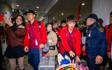 U23 Việt Nam mang HCĐ châu Á về nước: Hiểu Minh phải ngồi xe lăn