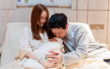 Nhã Phương sinh con thứ 3, Trường Giang bật khóc xin lỗi vợ