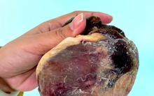 Mổ thịt con bò chỉ ngủ đứng, phát hiện vật thể nghi là ngưu hoàng quý hiếm