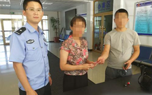 Phát hiện hơn 23 triệu đồng tiền mặt nằm chơ vơ ở khay tiền của cây ATM bị lấy mất, công an đề nghị ngân hàng hỗ trợ xác minh