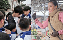 Thời tới: Thủ môn Cao Văn Bình được fan vây kín khi về quê, sạp hoa quả của mẹ đắt hàng nhờ con trai vàng