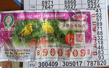 Dò vé số xong vứt vào sọt rác, cô gái tá hỏa khi nhận cuộc gọi của người bán: Cái kết bất ngờ