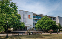 Ở Việt Nam, có một đại học "đi bộ 5 năm chưa hết ngóc ngách của trường", sinh viên được cộng điểm nếu... đi xe bus