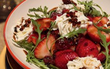 Giải mã món salad dâu "đắt buốt ruột" 770k khuấy đảo MXH và công thức đu trend ngon chuẩn vị từ "nàng thơ" Hà Cúc