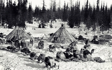 Năm 1930, toàn bộ dân của một ngôi làng đã mất tích bí ẩn, để lại quần áo và thức ăn đang nấu dở