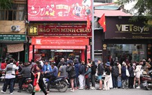 Cảnh tượng khó tin trên phố Trần Nhân Tông: Vì sao người dân Hà Nội kiên nhẫn xếp hàng dài suốt nhiều giờ đồng hồ?