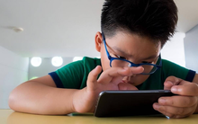 "Cuối tuần rồi, con chơi điện thoại được không?"Cô giáo 20 năm đứng lớp nói thẳng: Không biết tiên tri nhưng cách phản ứng của phụ huynh quyết định đứa trẻ vượt trội