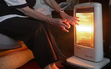 Bật điều hòa chế độ nóng hay dùng máy sưởi: Cái nào vừa ấm hơn, vừa tốn ít điện hơn?