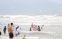 Đổ xô tắm biển Đà Nẵng dù sóng to gió lớn