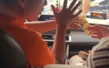 Tài xế taxi ở Nha Trang nghi "ảo thuật" tráo tiền, lừa du khách nước ngoài