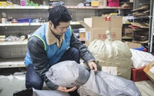 Phát hiện một Phó Giáo sư đại học đi làm shipper, trả lương nhân viên 30 triệu đồng/ tháng: “Thành tựu lớn nhất không phải tiền bạc”