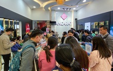 Người dân xếp hàng dài mua bạc, nhiều cửa hàng thông báo hết hàng