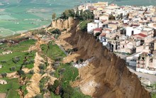 Hình ảnh gây sốc ở Ý: Hàng loạt nhà của lơ lửng trên vách đá, hơn 1.500 người dân được sơ tán sau mưa bão