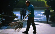 Phát hiện người đàn ông làm lao công kiếm 5 tỷ đồng/năm, sở hữu 7 căn hộ ở thành phố "tấc đất tấc vàng"